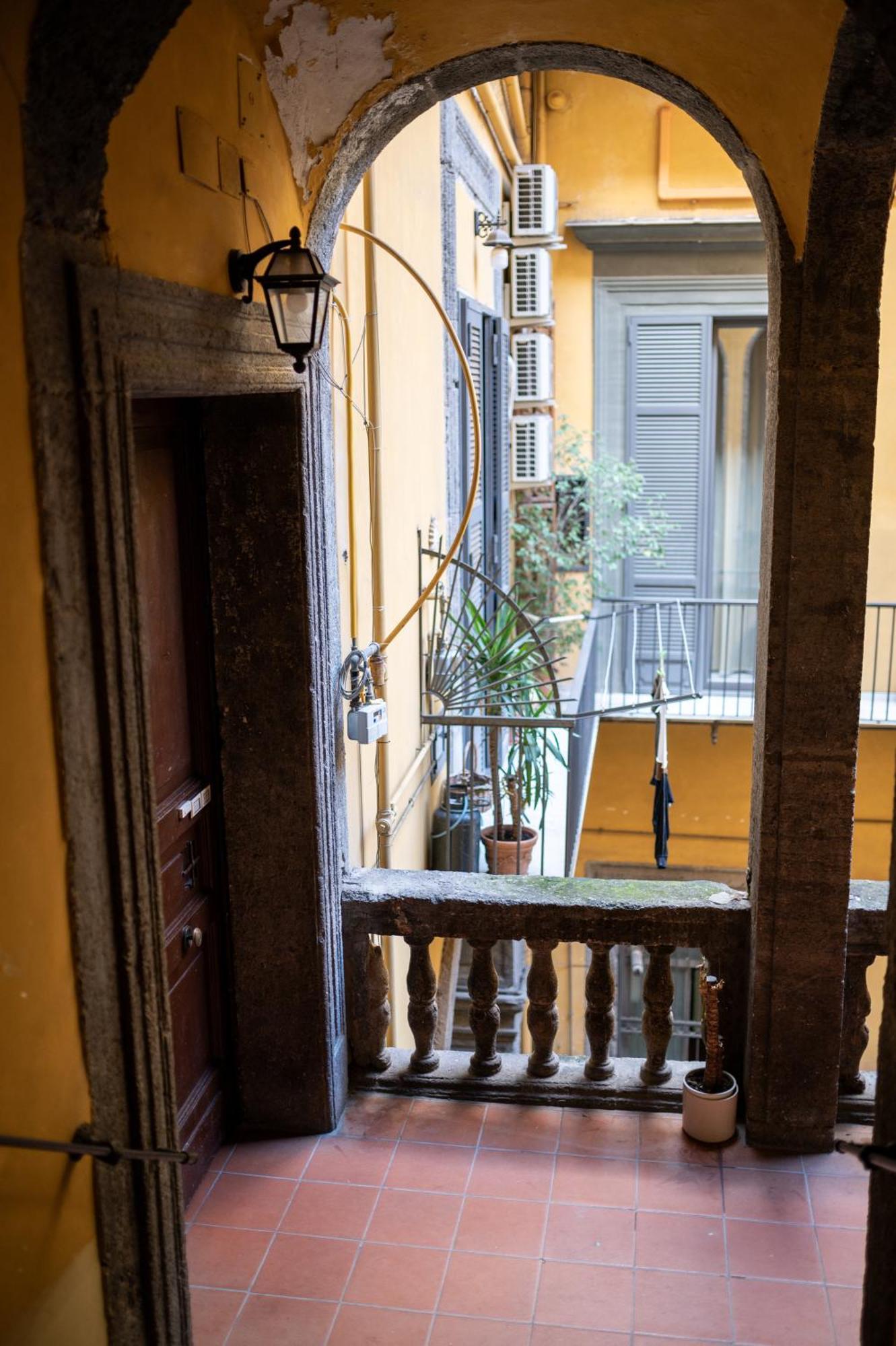 Stay Soft Apartment - Centro Storico Napoli Bagian luar foto